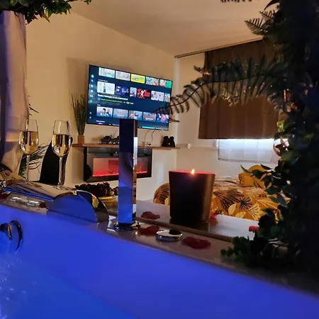 Loveroom With An African Vibe 아파트 꺄르끄푸