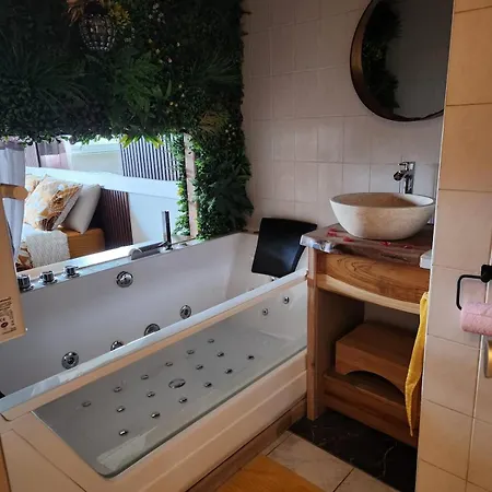 Loveroom With An African Vibe * Carquefou